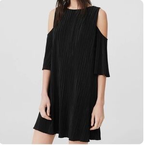 Entro Suit Pleated Black Cold Shoulder Dress M Midi crinkles